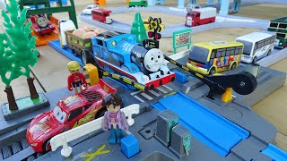 Plarail Big Bridge☆Play with Thomas and minicars on the station and crossing course [upl. by Mckay]