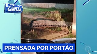 Mulher morre prensada pelo portão de casa após genro forçar entrada durante crise de ciúmes [upl. by Ileek]