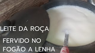 Leite fervido no fogão de lenha com panela de barro [upl. by Cloe]