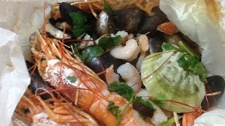 Cartoccio con frutti di mare e funghi porcini Monopoli Puglia Italia [upl. by Luapnaes]