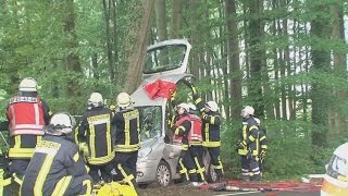 Auto prallt in Bissendorf gegen Baum [upl. by Sugar]