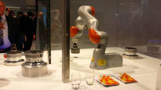 Il robot collaborativo Kuka ad Hannover [upl. by Aivatco]