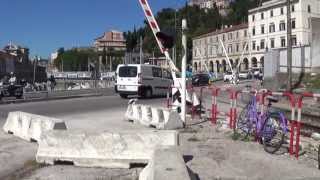 Passaggio a livello del molo sud in HD  Ancona  Level Crossing  planovergang  道口 [upl. by Nyllek]