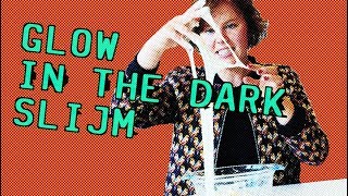 🌟😮 ZO MAAK JE GLOW IN THE DARK SLIME   slijm maken proefje  experiment [upl. by Terryn154]