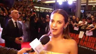 Alicia Vikander sorprendida de bienvenida en México Lara Croft Tomb Raider [upl. by Ashling812]