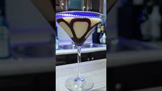 BAILEYS MARTINI 🍸  Martini Dulce y Delicioso  Drinkiando short [upl. by Cornwell]