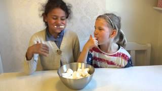 Cornelia Och Saga Gör Marshmallows Challenge [upl. by Clywd]