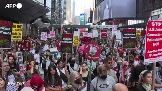 7 ottobre manifestazioni proPalestina a New York e Berlino [upl. by Suiradel]