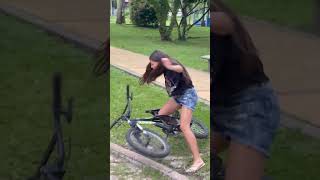 La bici 🚲 sorpresa 🎉 que le está dando la vuelta al mundo 🌍 broma de humor ❤️🤣 funny video [upl. by Anadal]