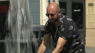 Canicule les Lyonnais à la recherche dîlots de fraîcheur  AFP Images [upl. by Yancey]