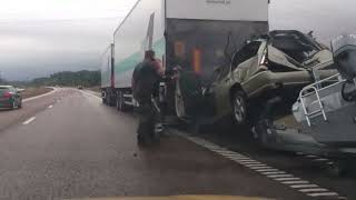 Szwecja pijany kierowca na autostradzie WALI DZWONA w TIRa [upl. by Sirod]