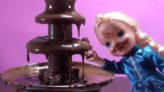 Elsa and Anna toddlers CHOCOLATE FOUNTAIN and cupcakes Elsa gets dirty amp go to the swimming pool [upl. by Osmond484]