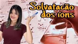 Por que a água é o solvente universal Entenda a solvatação dos íons [upl. by Yllus]