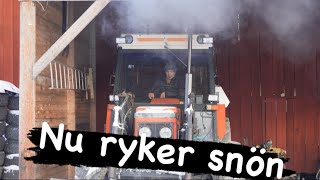 Snöröjning med snöslunga på Zetor 6245 traktor och lite kallstart [upl. by Ilellan]