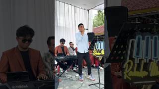 Gelutan siduri  pompi  live cover herman salju [upl. by Eldoree503]