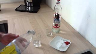 Faire un Cocktail Vodka Tonic  Recette de Cocktails [upl. by Anilosi83]