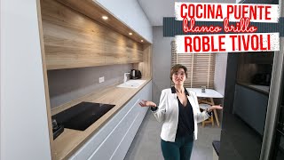 Cocina puente en blanco brillo roble Tívoli y encimera imitación madera Cocina blanco y madera [upl. by Richma]