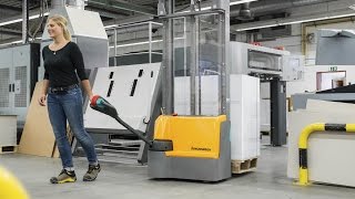 Testen elektrische palletwagens amp stapelaars  Jungheinrich [upl. by Oivat]