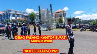 Pencari Kerja Demo Protes Hasil Seleksi Berkas Administrasi Tes CPNS Palang Kantor Bupati Manokwari [upl. by Diarmit]