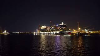 Turning the Cruise Ship quotAIDAlunaquot at Night in Hamburg  16042019  4K Full HD [upl. by Ko]