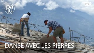 Flavia et Thierry perpétuent le métier de couvreur de toits en pierres [upl. by Aneerbas645]