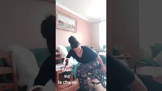 Étapes du transfert dun fauteuil roulant au sol avec laide dune chaise stable [upl. by Claudina]