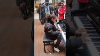 Tocando el piano en la estación Saint Lazare París [upl. by Eerized]