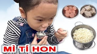 Ăn Mì Tôm Bằng Bộ Nồi Mini ❤ Susi kids TV ❤ [upl. by Salter740]