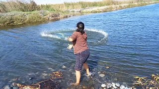 Esta CHICA Tira la ATARRAYA al agua y mira la Gran Sorpresa que se LLEVÓ en un Solo Tiro [upl. by Hausner918]