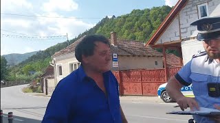 A sărit la bătaie Magazin cu stâlp încorporat la un patron vulgar si turmentat A venit poliția [upl. by Blumenthal542]