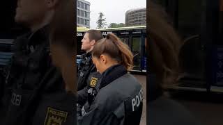 Polizei lässt sich nicht mit sich spielen letztegeneration [upl. by Sax924]