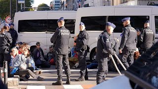 Greta Thunberg fermata durante la protesta per i sussidi ai combustibili fossili a Bruxelles [upl. by Ntisuj]