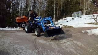 Solis 26 kompakttraktor kör iväg med kubota B114 [upl. by Ettie705]