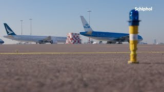 Vliegtuigen tijdelijk parkeren op Schiphol [upl. by Aihcila]