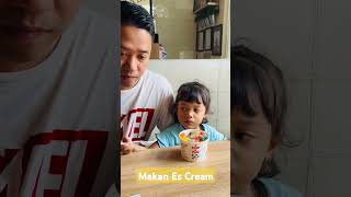 Ternyata Vania Suka Es Cream Pake Toping Permen Coklat family bayihappy kuliner pizzahut [upl. by Benil438]