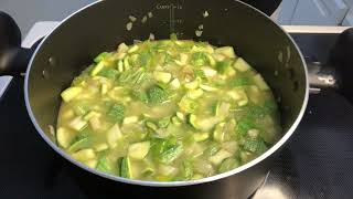 Soupe de courgettes et de pommes de terre [upl. by Arlana302]