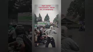 Supir truk ugal2n tabrak lari shortsyoutube tabraklari storywa timnasgarudateam crash [upl. by Wallache]