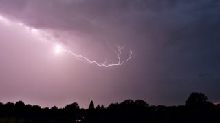 Weerbericht vrijdagmiddag Regen en onweer verdrijven hitte [upl. by Ahsocin]