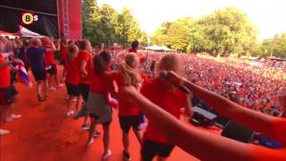 Huldiging Oranje speelsters en fans van links naar rechts [upl. by Dedric]