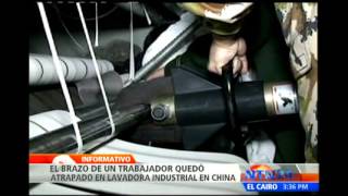 Brazo de un empleado queda atrapado en lavadora industrial de China [upl. by Donough]