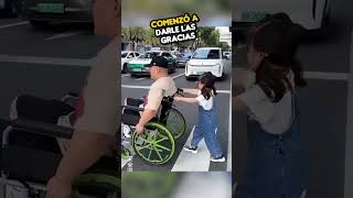 Esta Niña Hizo Algo Increíble al Ayudar a Su Padre en Silla de Ruedas 💖 [upl. by Arlana]