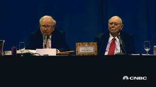 Watch Warren Buffett pay tribute to Jack Bogle during 2017 Berkshire meeting [upl. by Ursola]