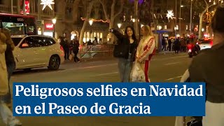 Peligro navideño en el Paseo de Gracia por tomarse el mejor selfie con las luces navideñas entre el [upl. by Rengaw]