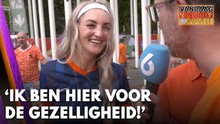 Tom Staal in Berlijn ‘Een voetbalvraag Ik ben hier voor de gezelligheid’  VANDAAG INSIDE ORANJE [upl. by Tychon]