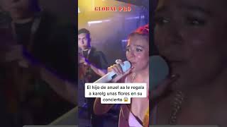 HIJO DE ANUEL AA SORPRENDE A KAROL G Y LE REGALA RAMO DE FLORES EN CONCIERTO 😱 shorts [upl. by Oidacra]