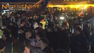 Demonstration in Ostfriesland Kevin Kühnert wird vom Landvolk mit Hupkonzert begrüßt [upl. by Nauqyaj646]