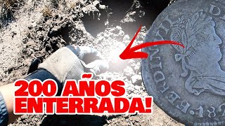 Encontramos ANTIGUAS monedas de PLATA usando DETECTORES de METALES  Cazando La Historia [upl. by Kameko188]