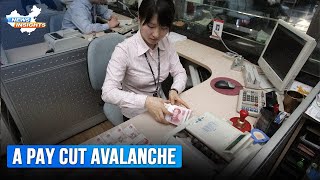 Many Chinese banks drastically cut salaries for managers from over 10000 yuan a month to 1000 yuan [upl. by Nalod682]