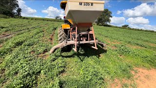 Aplicação de orgânico mineral no sulco de plantio com trator Valtra e adubadeira Minami m535b [upl. by Notsehc634]