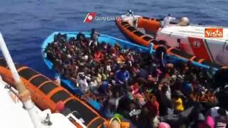 Emergenza sbarchi 4000 Migranti soccorsi in un giorno a Lampedusa [upl. by Nylsoj]